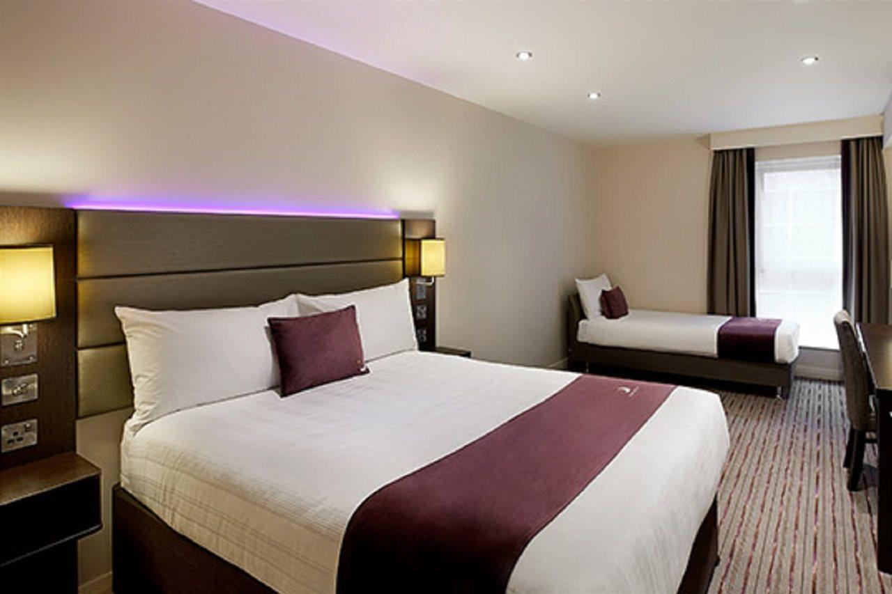 Premier Inn Premier Inn Bagshot Exterior foto